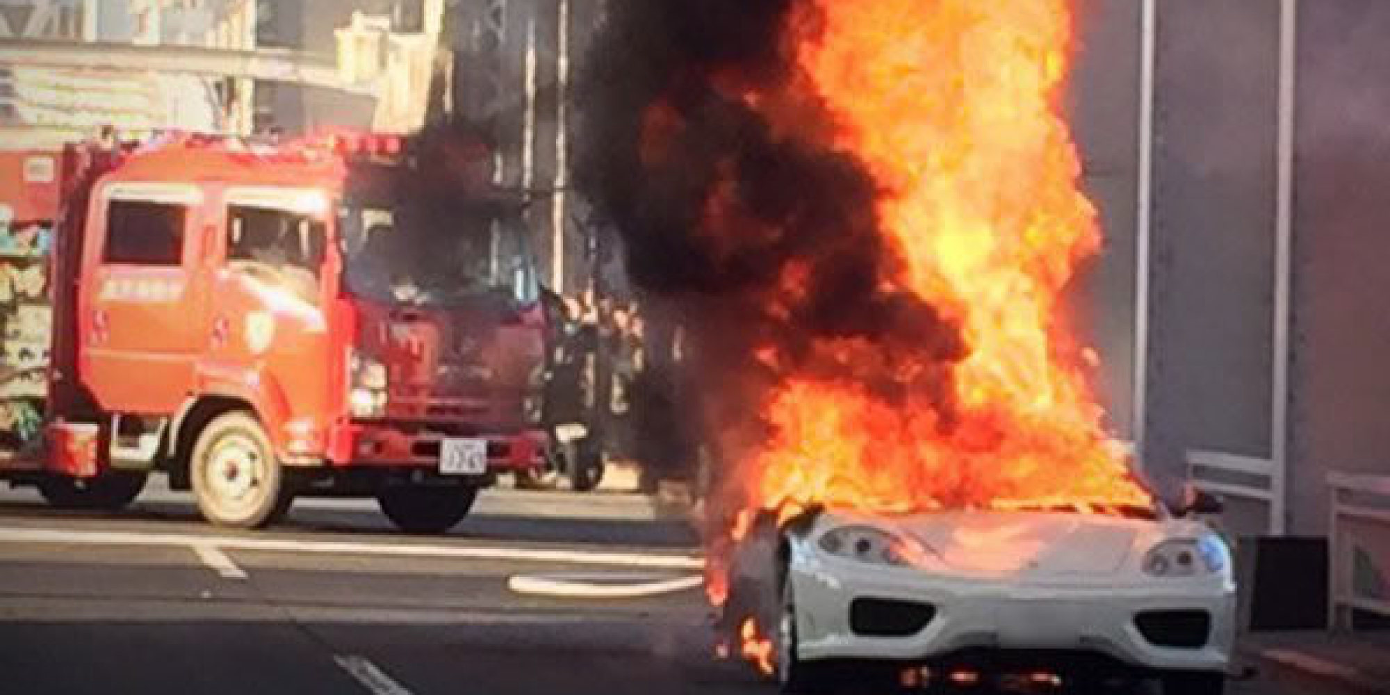 勝どき橋でフェラーリが炎上 「走っていたら、炎が出た」【画像・動画】