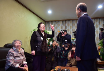 日韓解決合意 元慰安婦から反発 韓国次官が合意説明