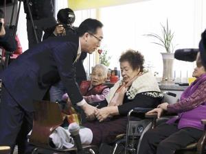 韓国外交省、政府間合意を説明…元慰安婦は反発