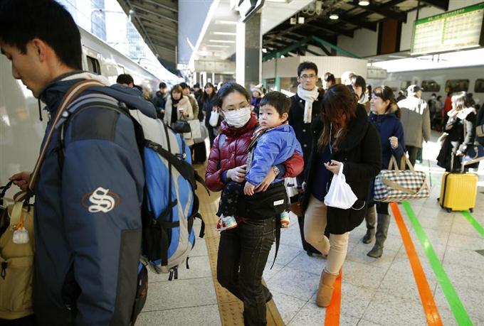 県内でも帰省ラッシュ 「孫と門松作り楽しみ」 2015年12月30日