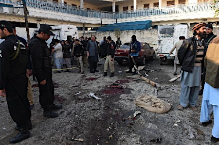 パキスタンで爆発、21人死亡 北西部の政府事務所近く