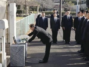 世田谷一家殺害から１５年、献花し解決誓う 2015年12月30日 19時03分