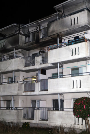 県営住宅火災、焼け跡から２遺体…愛知・半田 2015年12月30日 23時55分