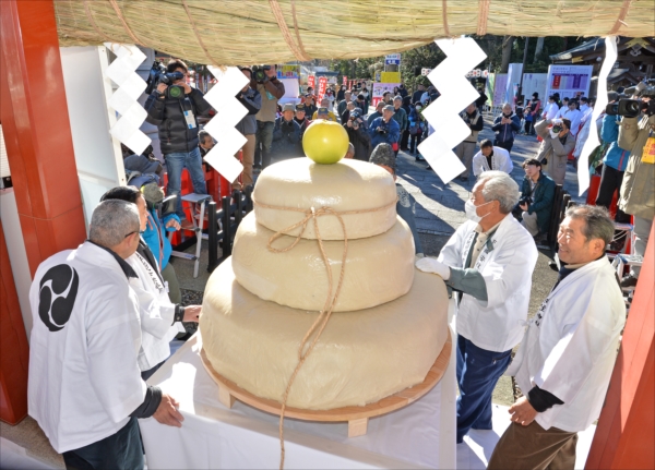 【師走点描】 大鏡餅で五穀豊穣に感謝 栃木