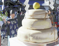 「日本一」の鏡餅奉納 2015年12月31日