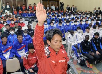 連覇狙う首位トヨタ6区・田中が区間賞