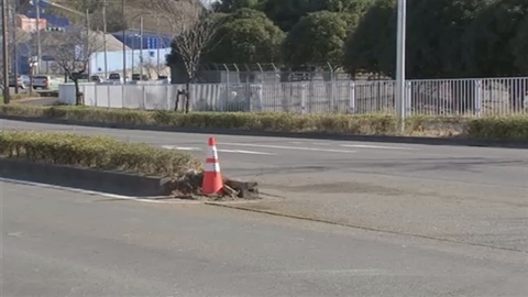 車2台が正面衝突、大学生ら4人死傷 2016年01月01日 12時57分