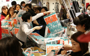 百貨店で初売り、福袋に人だかり 訪日客も列