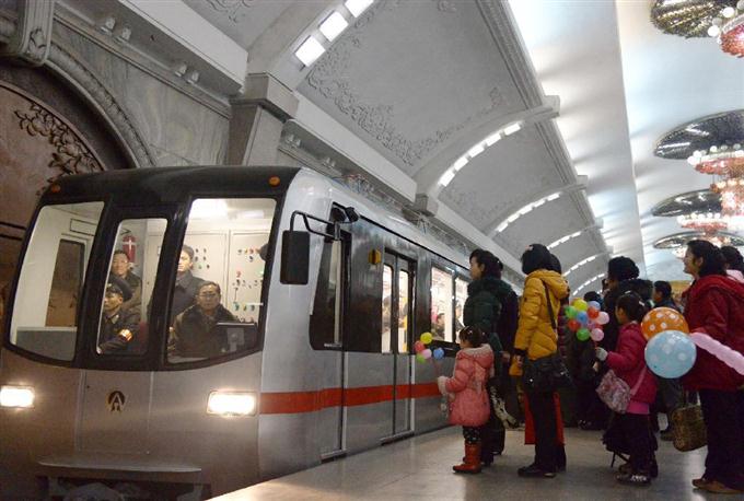 地下鉄新車両が運行開始 平壌、車内に液晶表示も