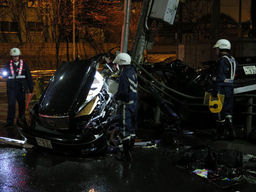 車が信号機に衝突、3人死亡