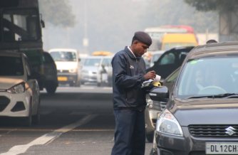 インド:大気汚染で通行規制…首都ニューデリー