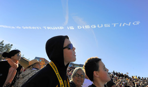飛行機雲で批判「トランプむかつく」 費用は６００万円