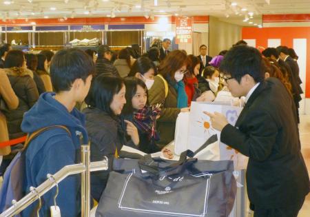 大阪市で初売り、8千人行列も 高額品や体験型福袋が充実