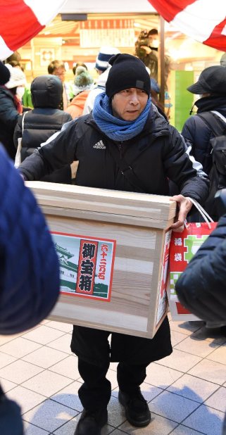 仙台初売り:伝統「茶箱」、300人が行列