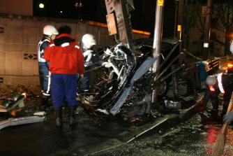 信号に車衝突、男性3人死亡 小中同級生 北海道・室蘭
