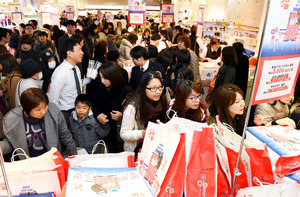 都内の大手百貨店、初売りに4200人の長蛇の列