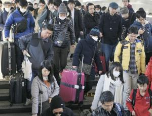 Ｕターンラッシュ、乗車率１５０％の新幹線も 2016年01月03日 20時07分