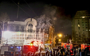 シーア派指導者らを イラン反発、大使館放火