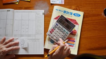 今年こそ手軽に貯金を！ 無精な人でもできる家計簿のつけ方