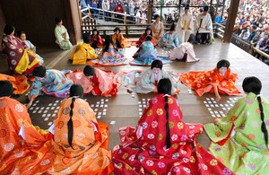 京都市・八坂神社で平安裝束まとい「かるた始め」