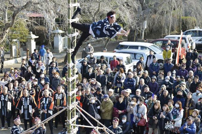 復興願い「はしご乗り」 避難区域の相馬小高神社
