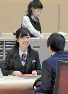 復活の制服で仕事始め…三菱東京ＵＦＪ銀行 2016年01月04日 17時29分