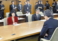 泊再稼働「丁寧な説明を」…知事 2016年01月05日