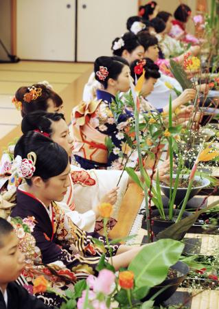 京都・池坊で初生け式 華やかに1年の精進誓う
