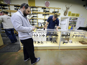 UPDATE 1-オバマ米政権が銃規制強化策を発表、身元調査など厳格化