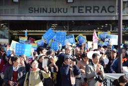 「政治変える」新春に誓う シールズなど、東京・新宿で街宣