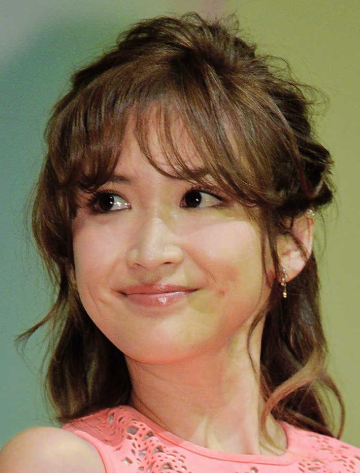 紗栄子、前澤氏と婚前旅行へ 顔寄せ合うラブラブな2ショットも