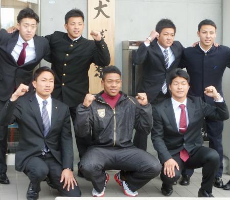 楽天育成１位出口、母からのアルバム携え入寮