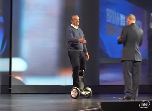 Segway、ロボットに変身するホバーボード「Segway Robot」発表