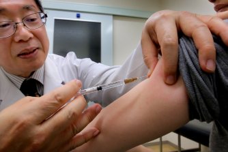 流行まだ ９年ぶり年越し、高温多雨が一因