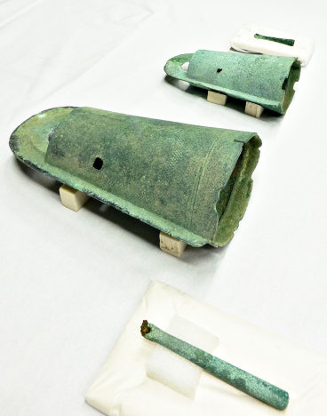 兵庫・淡路島の入れ子銅鐸、ひも付き舌さらに2個