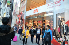 ファストリ、16年８月期純利益横ばいに下方修正 暖冬の影響で