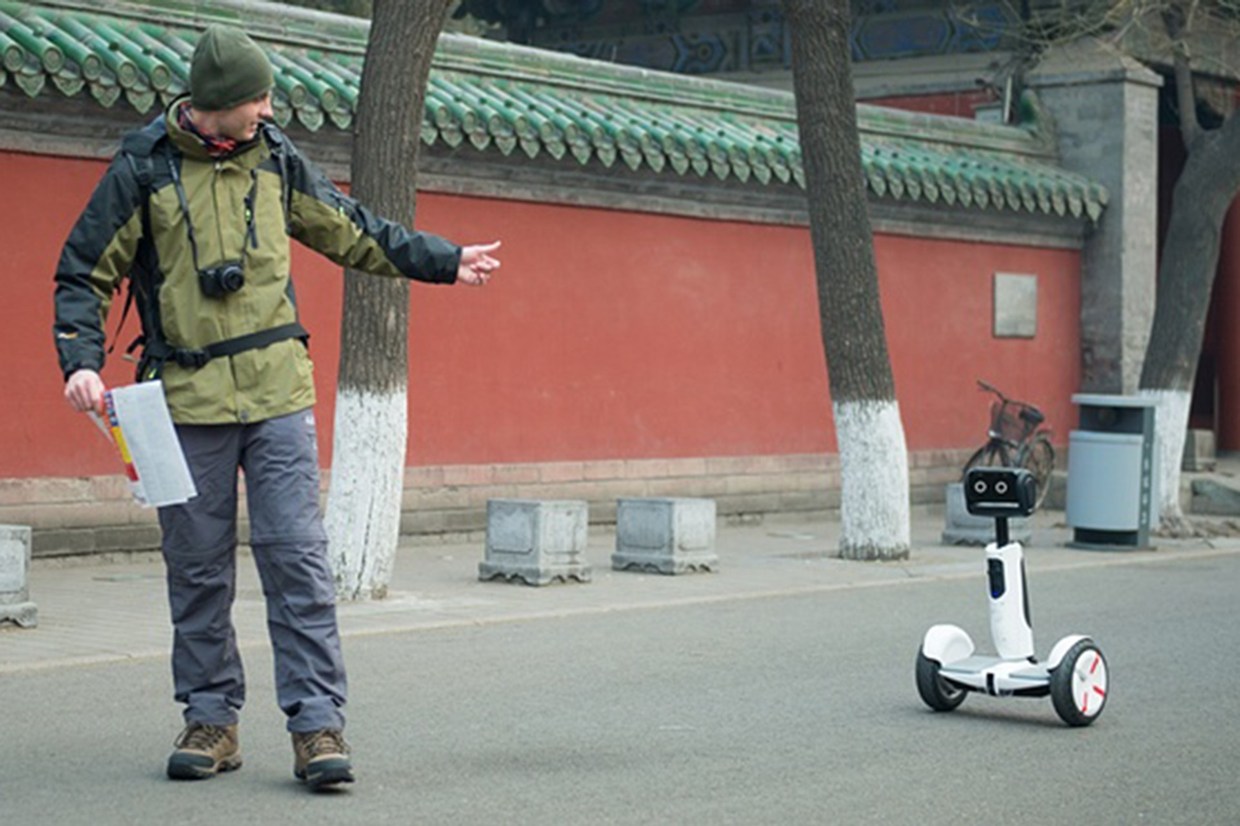 最新のセグウェイは「ロボット執事」にもなる(動画あり)
