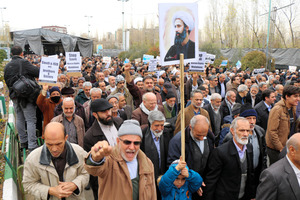 イラン各地でサウジ非難する集会 宗派間の亀裂一段と