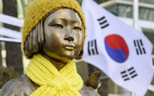 韓国世論調査、慰安婦合意「評価せず」54％ 「評価する」26％