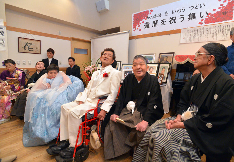 水俣病:胎児性・小児性患者「父の倍生きた」還暦祝い