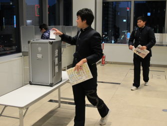 選挙権18歳以上 考えるシンポ 10代ら模擬投票 2016年01月10日