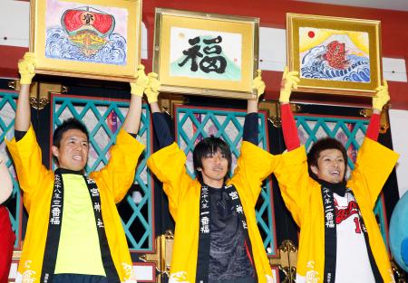 兵庫・西宮神社で「福男選び」 一番福は高校1年生