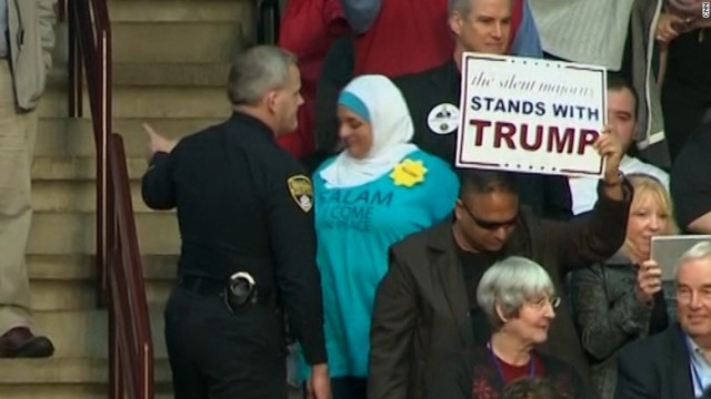 トランプ氏集会で無言の抗議、イスラム教女性が退場に