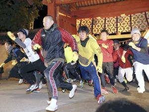西宮神社で恒例「福男選び」…一番福は16歳 2016年01月10日 12時31分