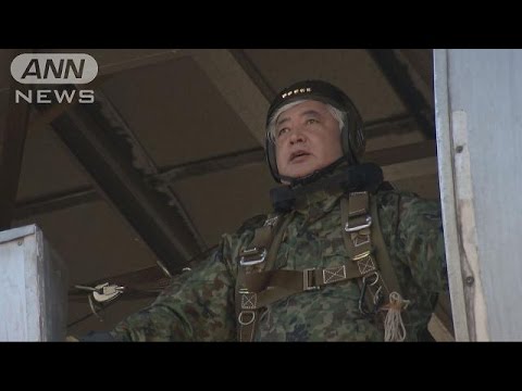 中谷防衛相、降下訓練に参加