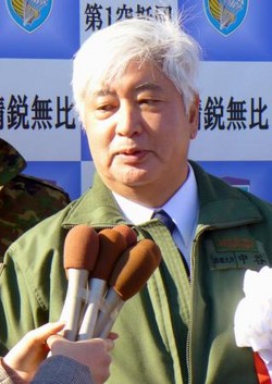防衛相、千葉の演習場で訓練視察