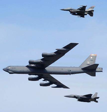 米軍Ｂ５２、韓国軍機と低空飛行…北朝鮮けん制 2016年01月10日 19時25分