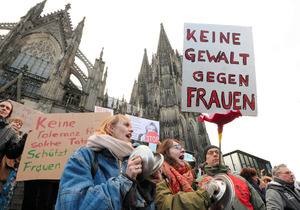 独で女性襲撃多発、難民への反感強まる メルケル氏窮地