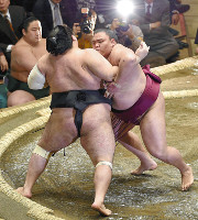 御嶽海 押し出し、白星スタート 2016年01月11日