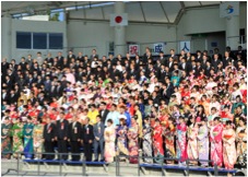 新成人250名が出席~人気者の“笑うアシカ”が笑顔で祝福!~